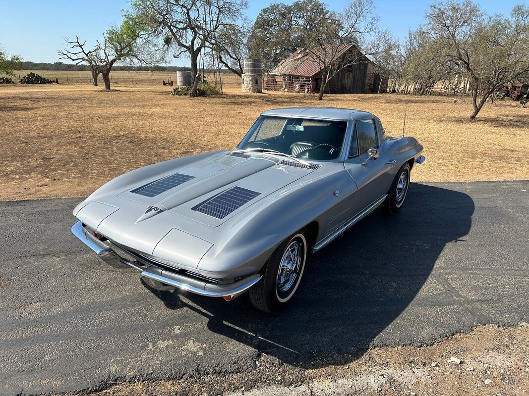 Chevrolet-Corvette-Coupe-1963-1