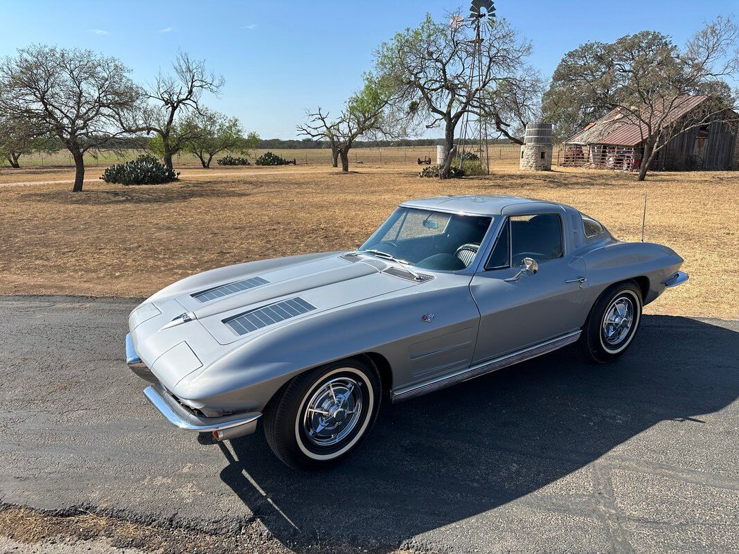 Chevrolet-Corvette-Coupe-1963-10