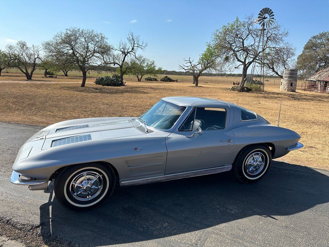 Chevrolet-Corvette-Coupe-1963-2