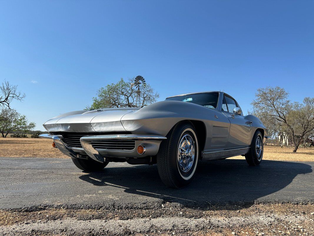 Chevrolet-Corvette-Coupe-1963-3