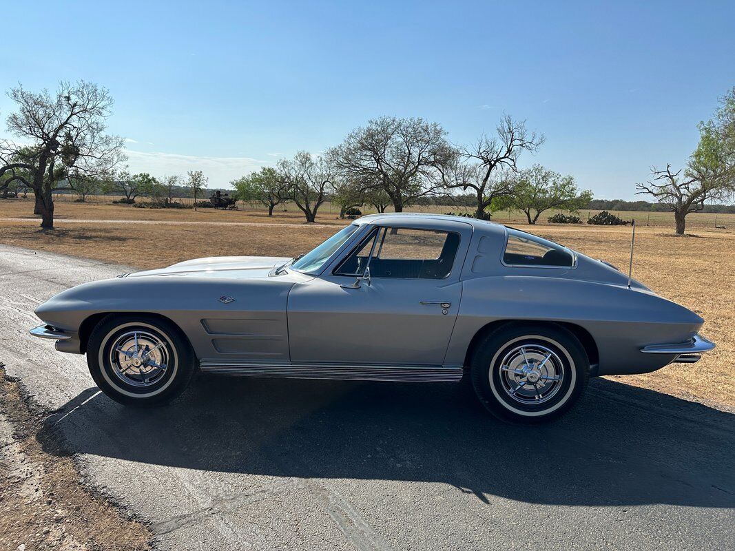 Chevrolet-Corvette-Coupe-1963-6