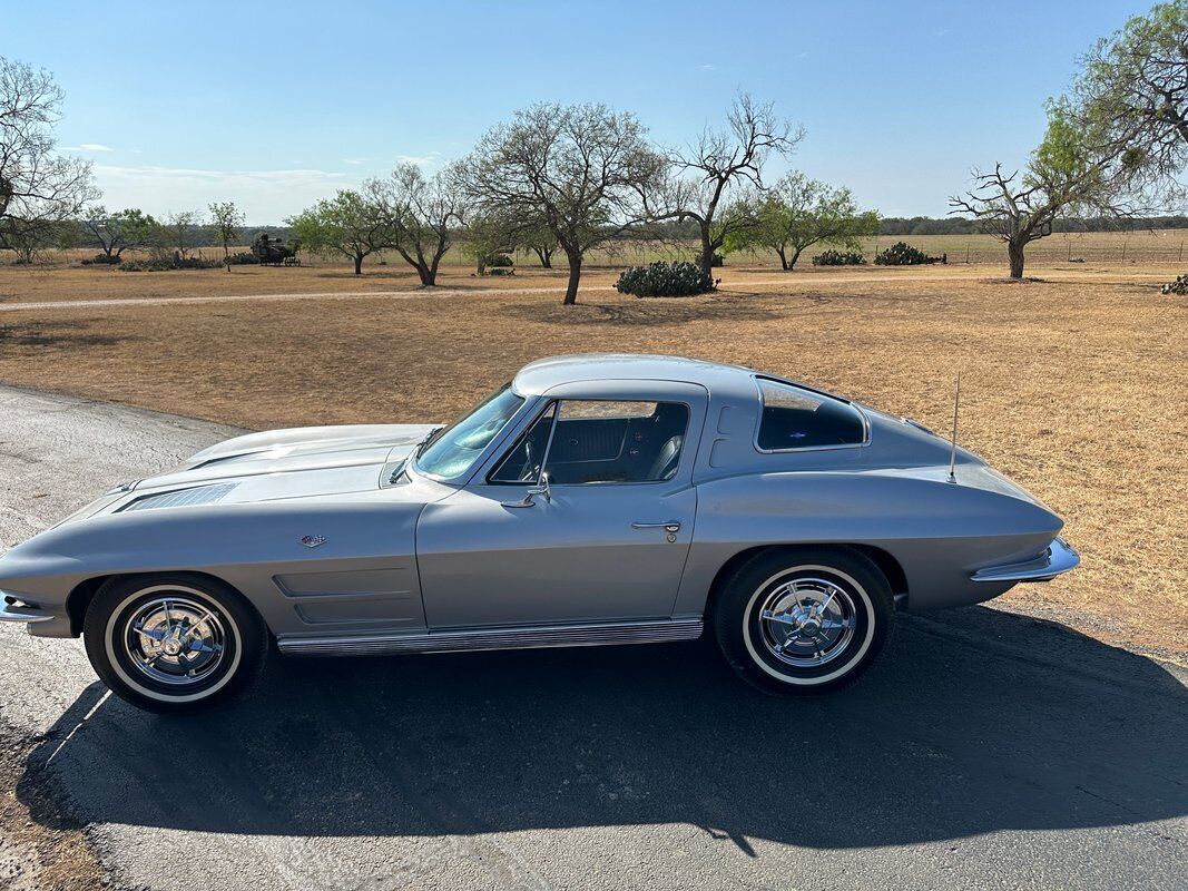 Chevrolet-Corvette-Coupe-1963-7