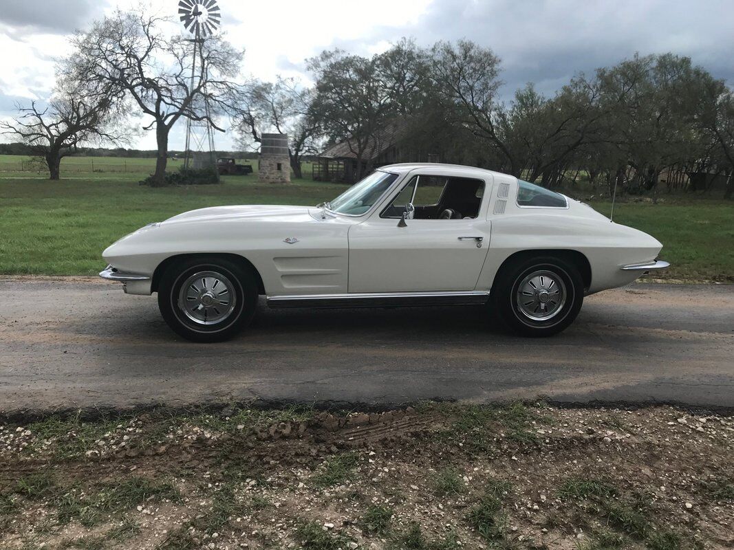 Chevrolet-Corvette-Coupe-1964-1