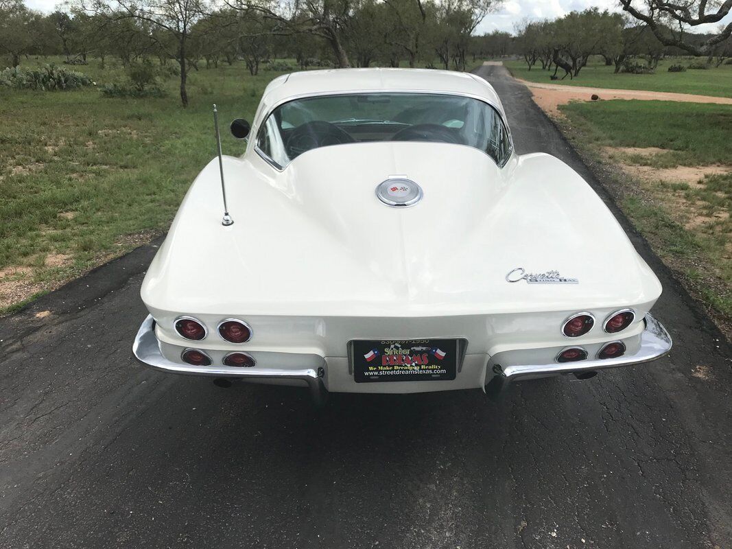 Chevrolet-Corvette-Coupe-1964-3