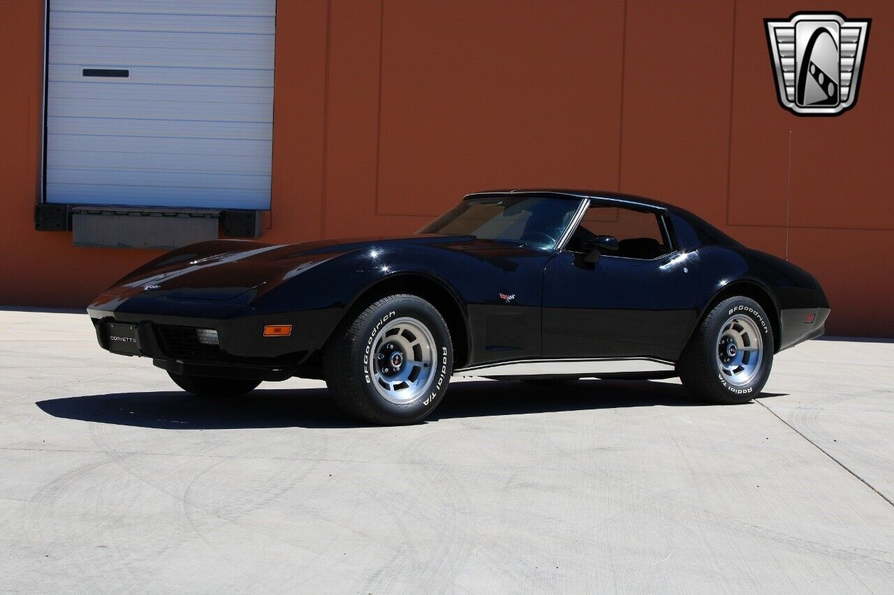 Chevrolet-Corvette-Coupe-1977-2