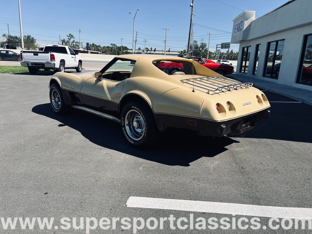 Chevrolet-Corvette-Coupe-1977-2