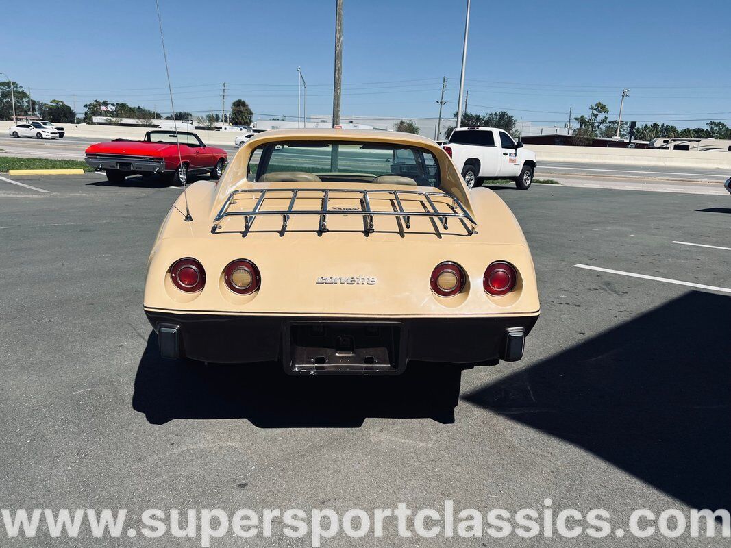 Chevrolet-Corvette-Coupe-1977-3