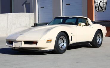 Chevrolet-Corvette-Coupe-1980-2