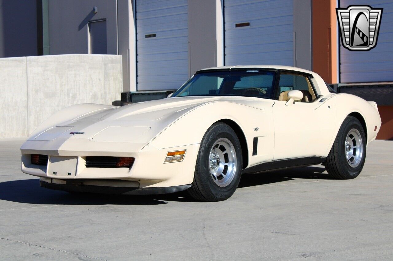 Chevrolet-Corvette-Coupe-1980-2