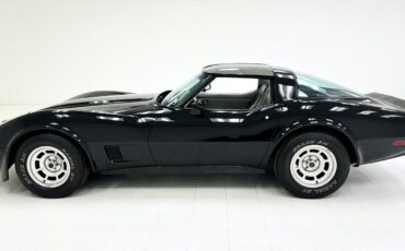 Chevrolet-Corvette-Coupe-1981-1