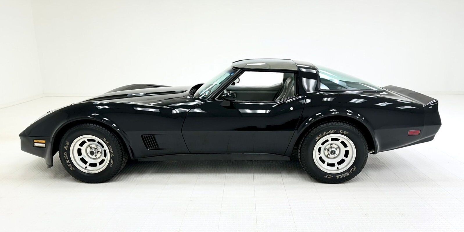 Chevrolet-Corvette-Coupe-1981-1