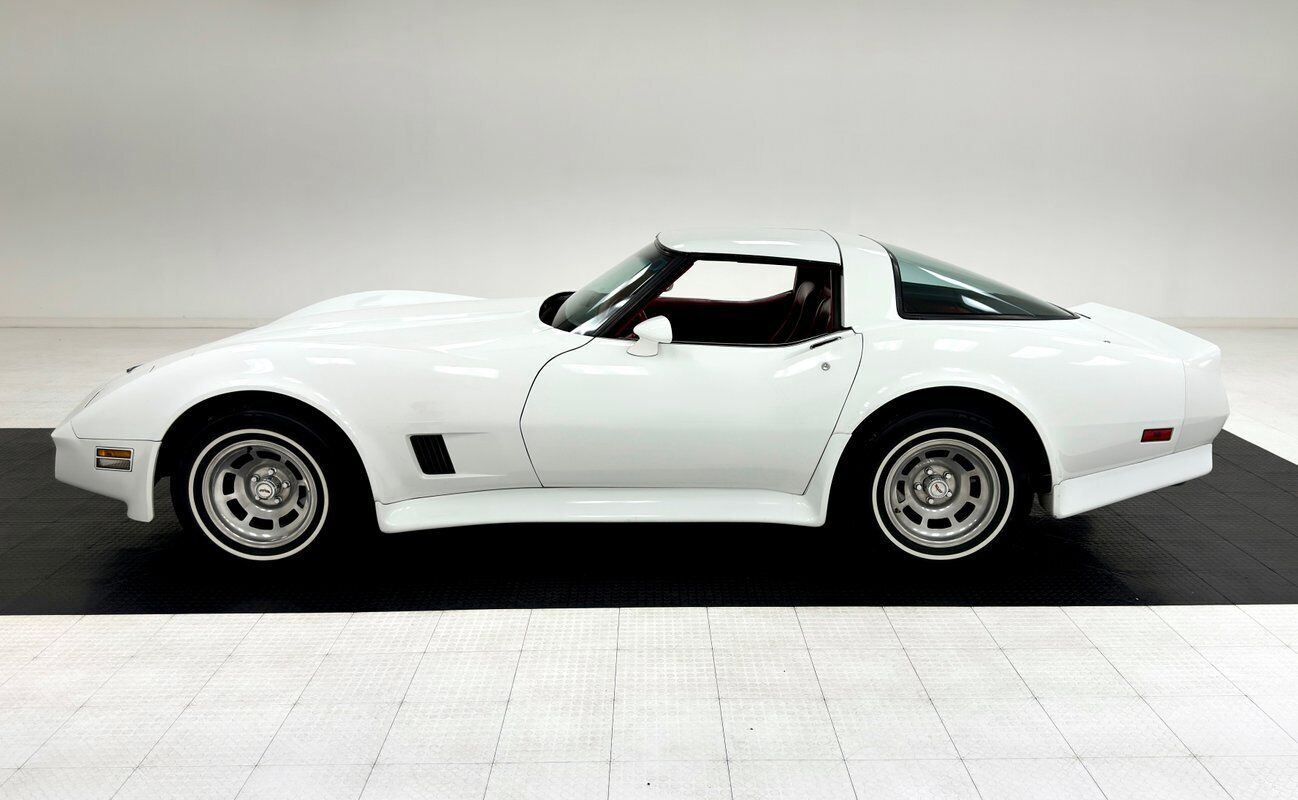 Chevrolet-Corvette-Coupe-1981-1