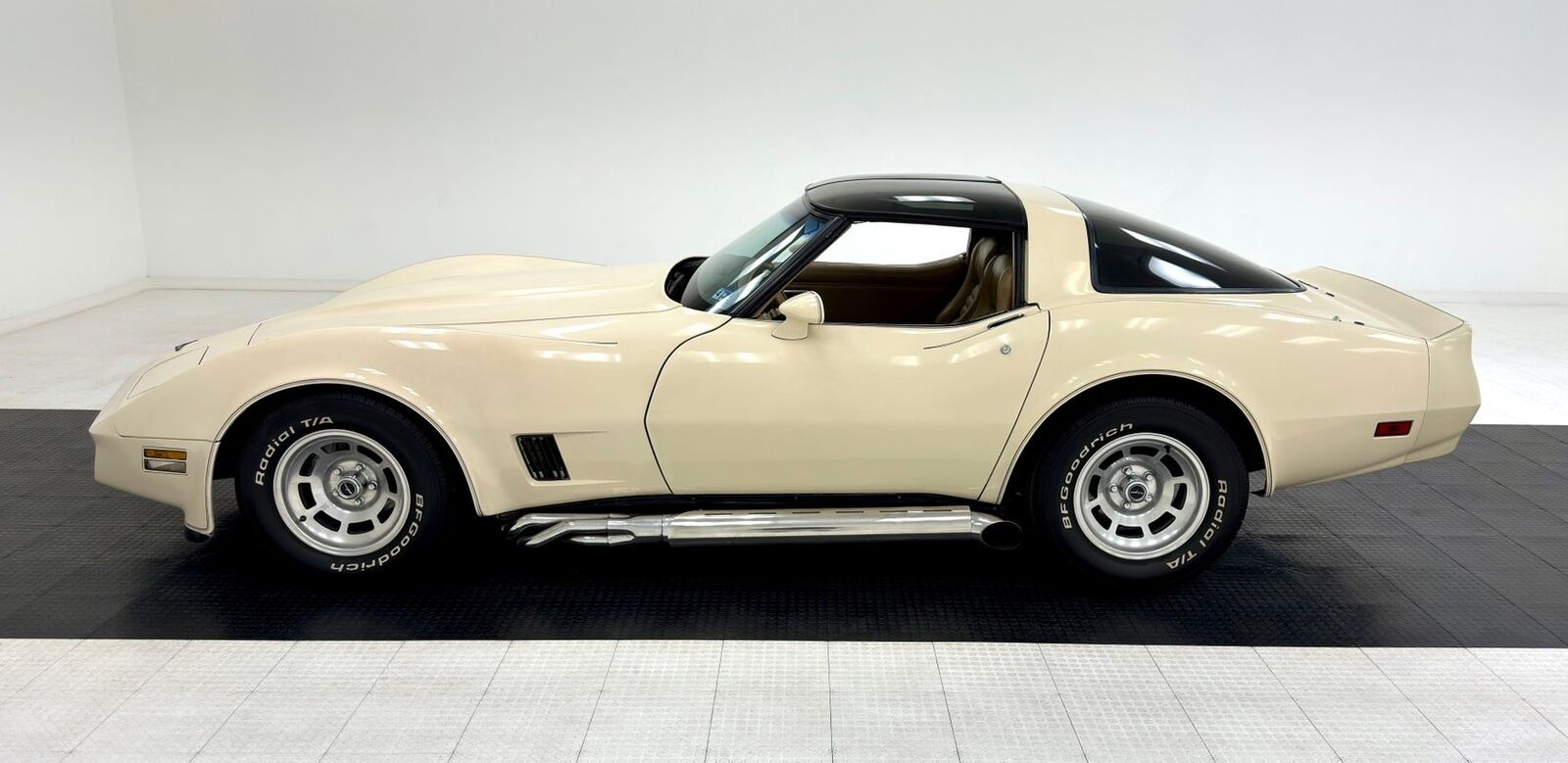 Chevrolet-Corvette-Coupe-1981-1