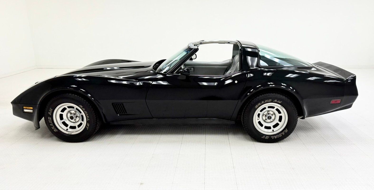 Chevrolet-Corvette-Coupe-1981-2