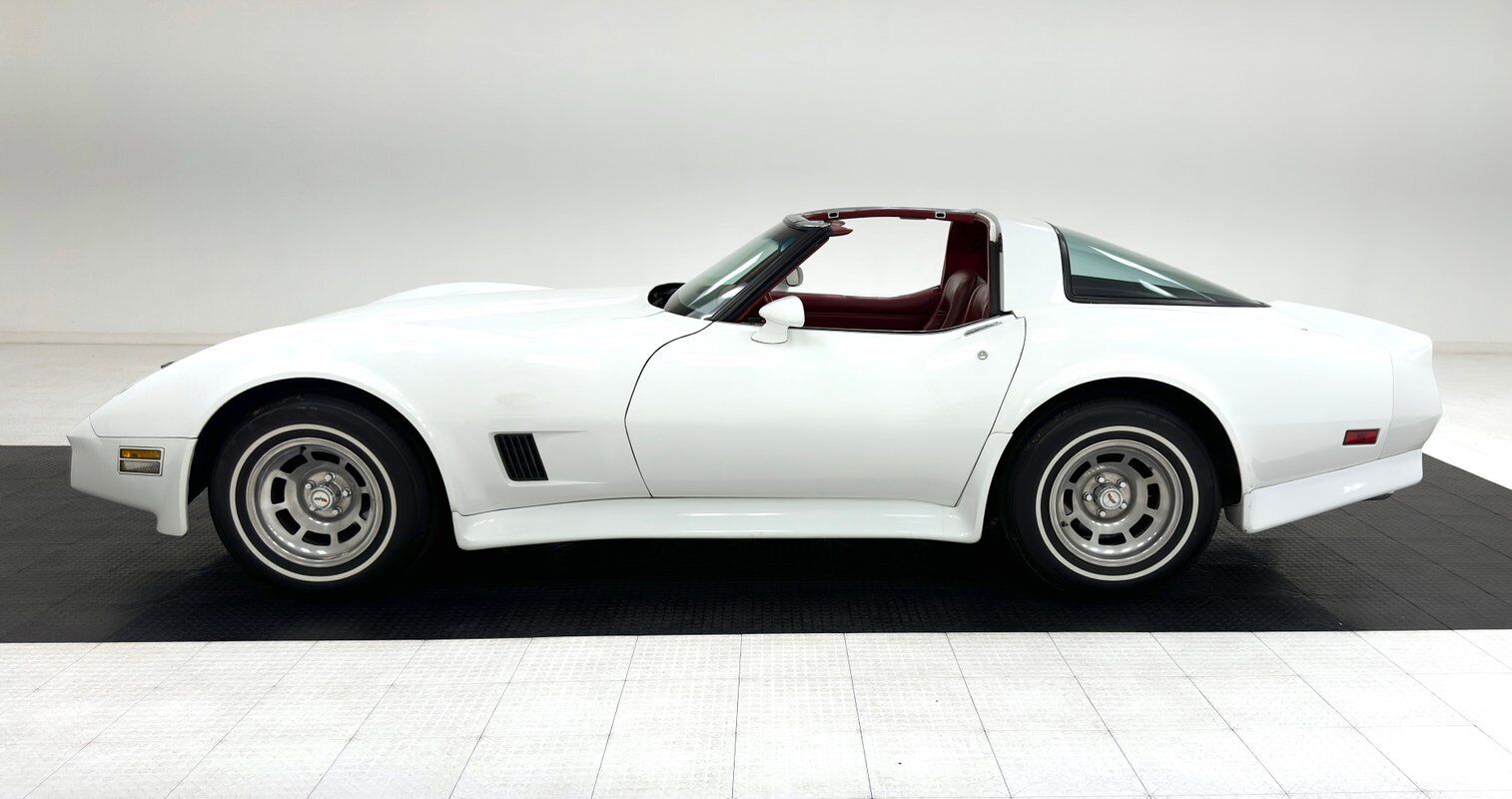 Chevrolet-Corvette-Coupe-1981-2