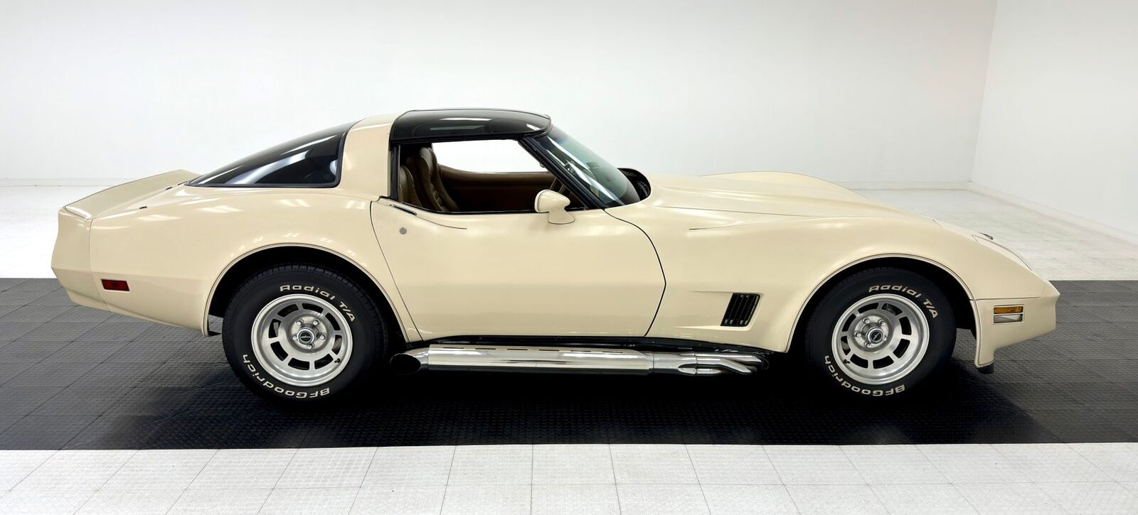 Chevrolet-Corvette-Coupe-1981-6