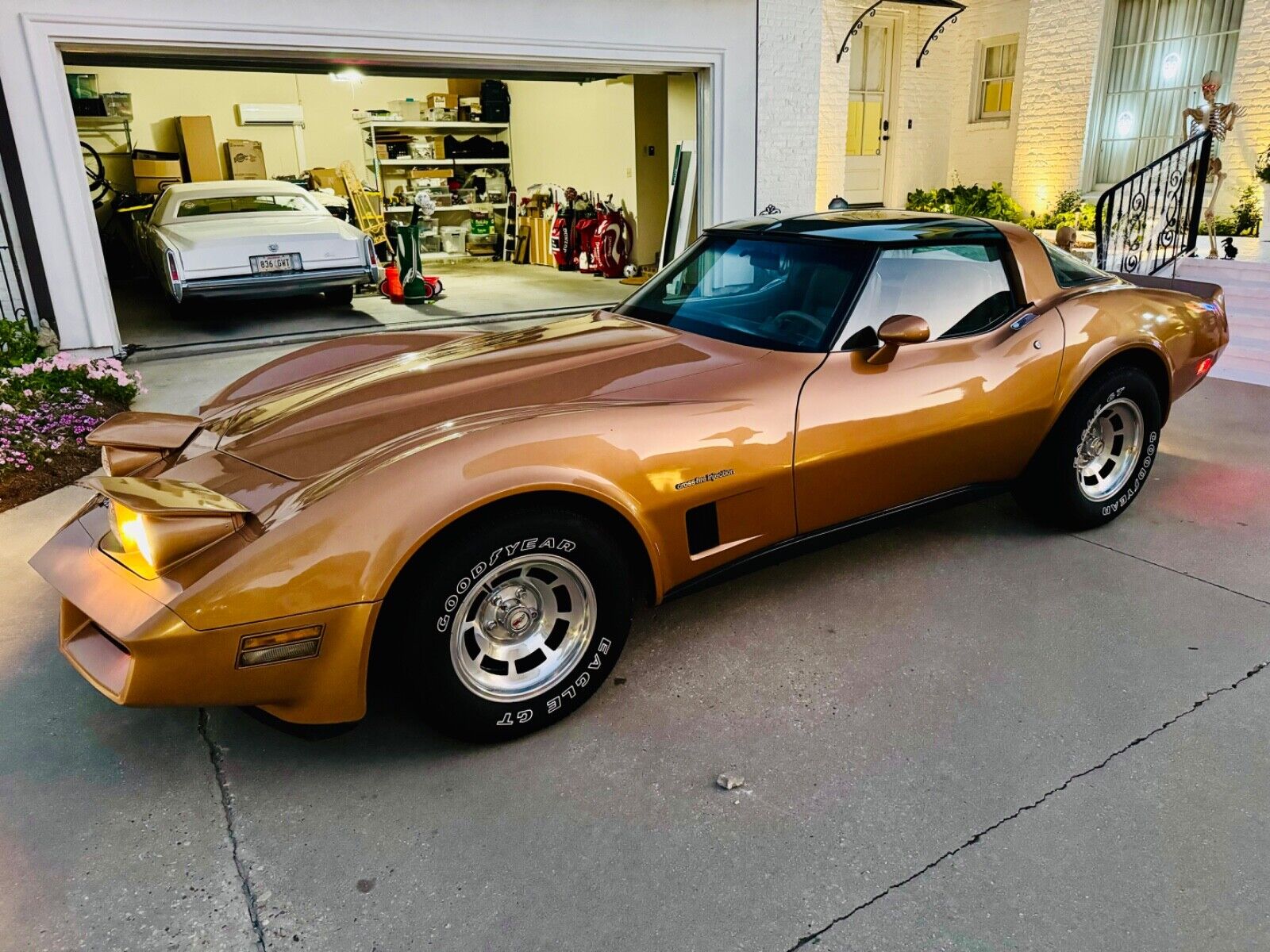 Chevrolet-Corvette-Coupe-1982-1