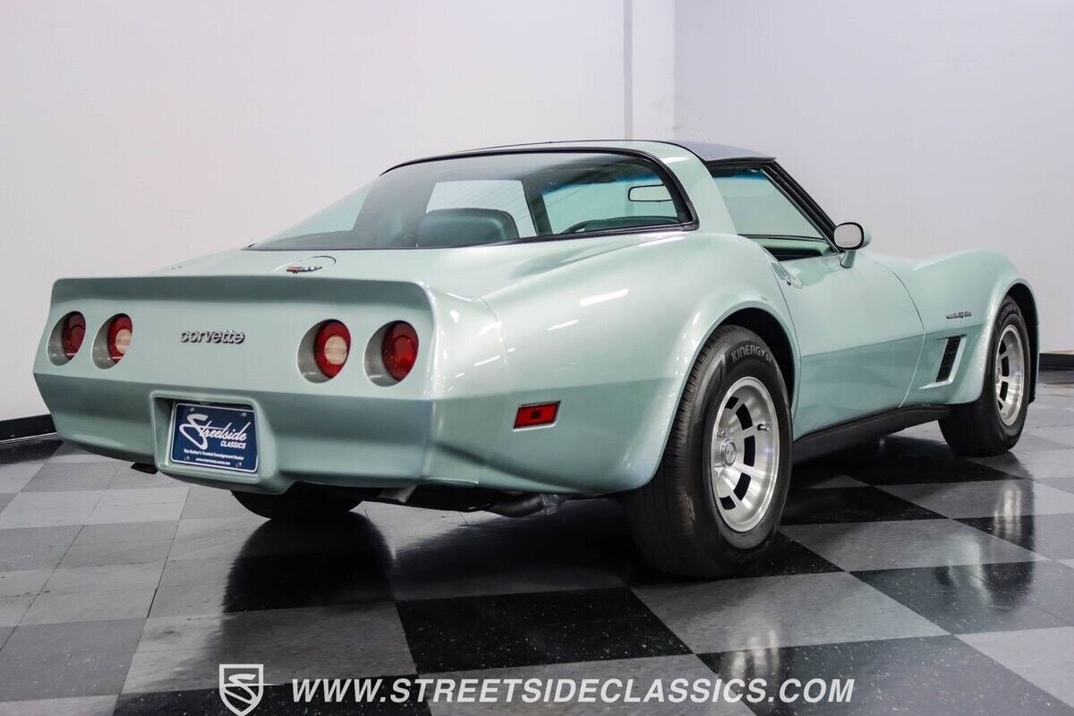 Chevrolet-Corvette-Coupe-1982-11