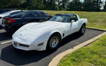 Chevrolet-Corvette-Coupe-1982-2