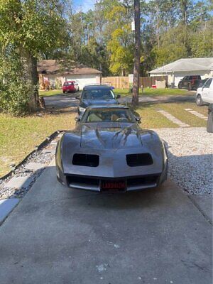 Chevrolet-Corvette-Coupe-1982-2