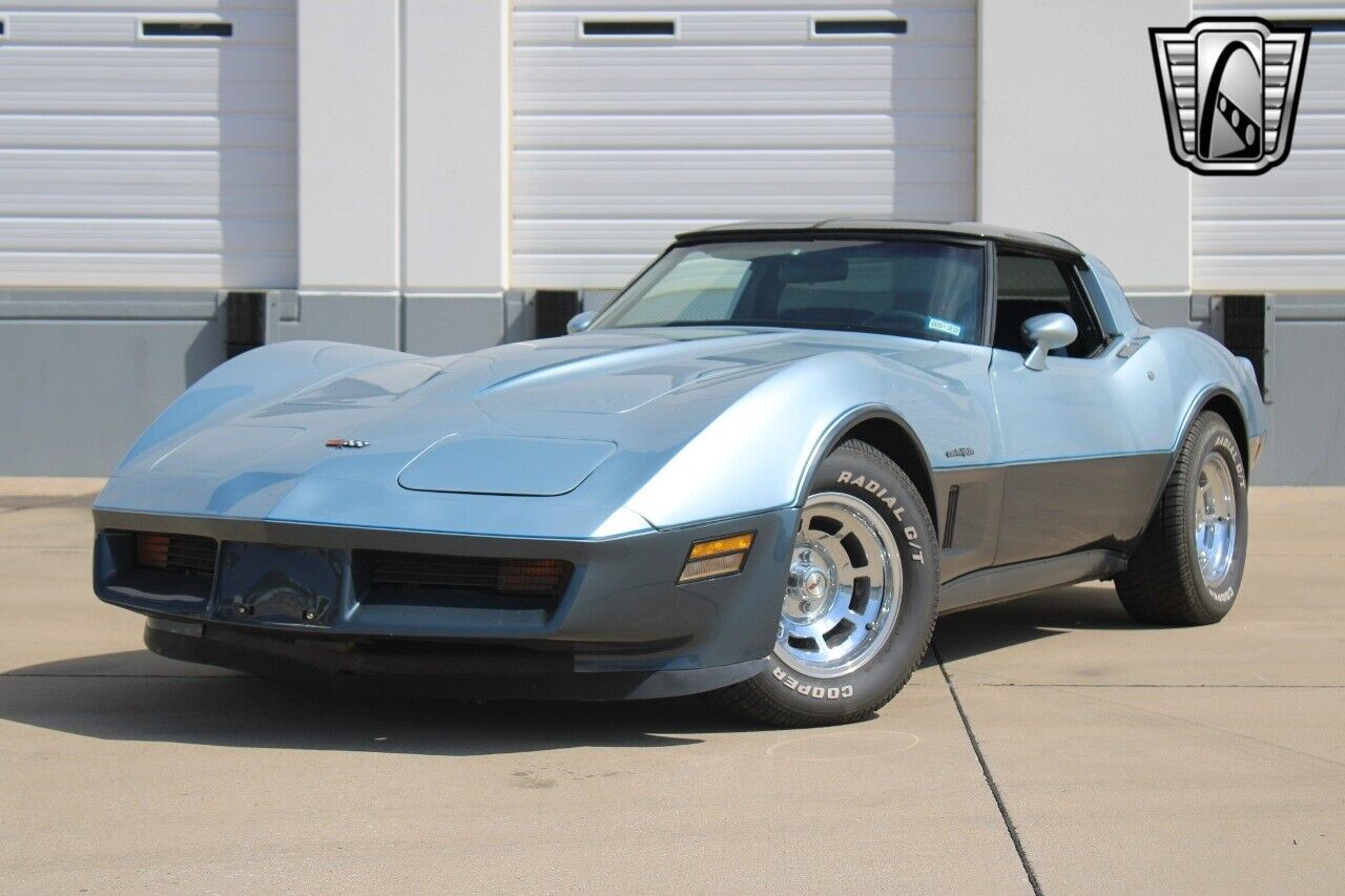 Chevrolet-Corvette-Coupe-1982-2