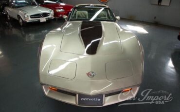 Chevrolet-Corvette-Coupe-1982-2