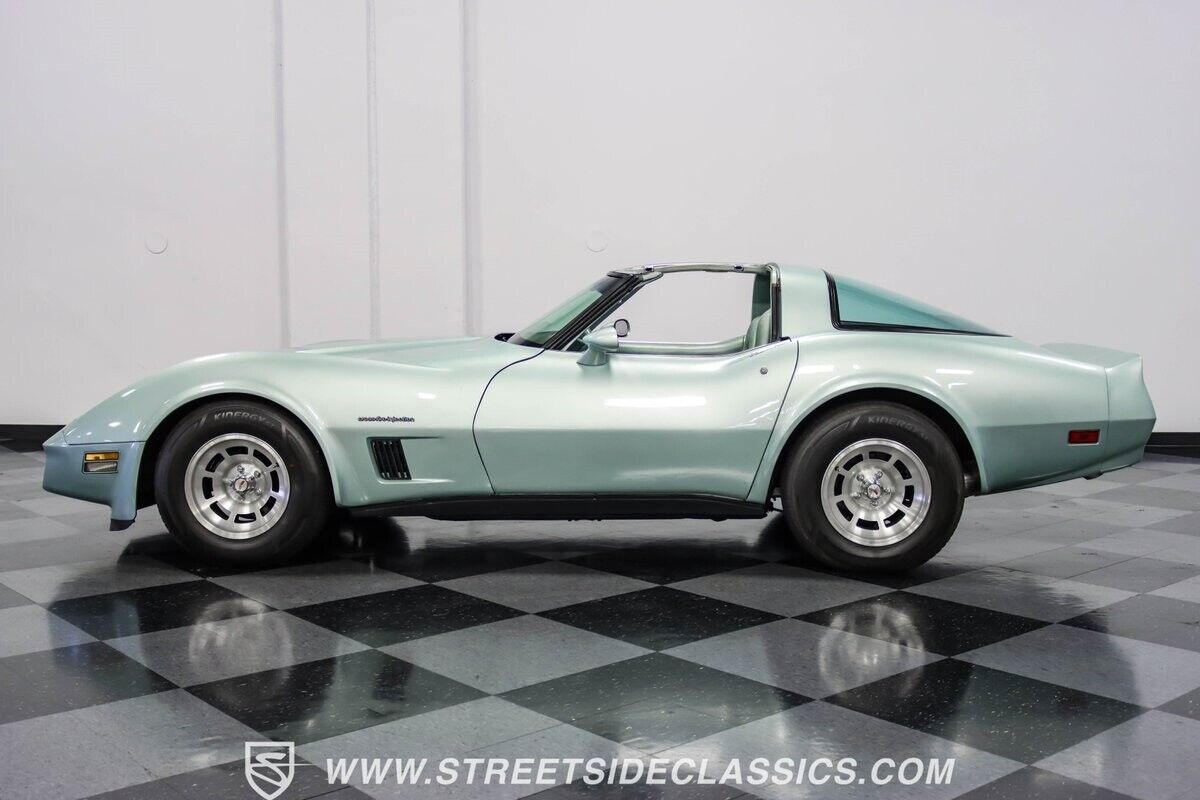 Chevrolet-Corvette-Coupe-1982-2