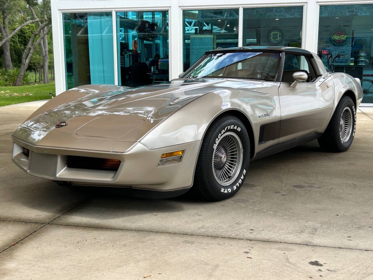 Chevrolet-Corvette-Coupe-1982-8