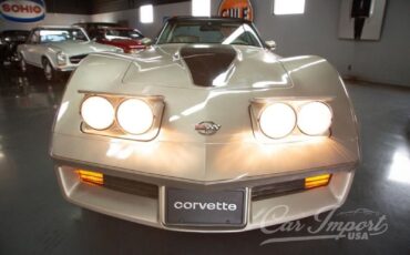 Chevrolet-Corvette-Coupe-1982-8