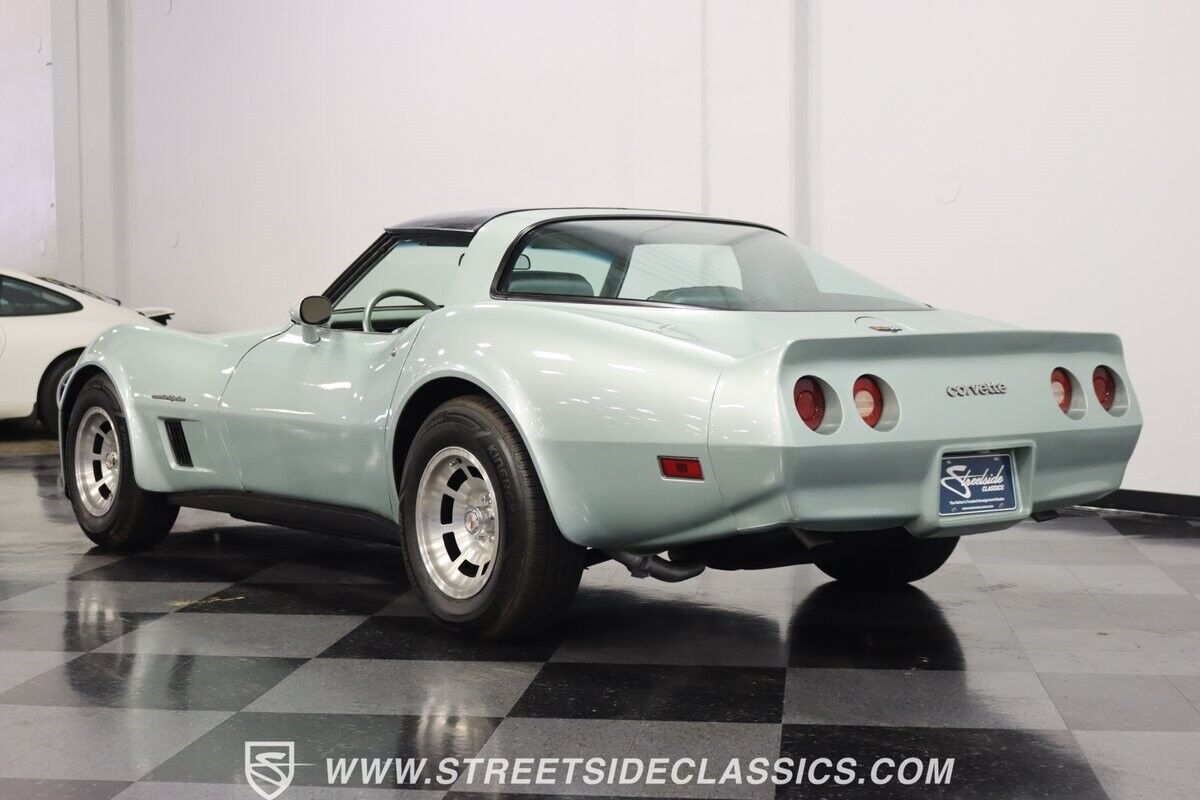 Chevrolet-Corvette-Coupe-1982-8