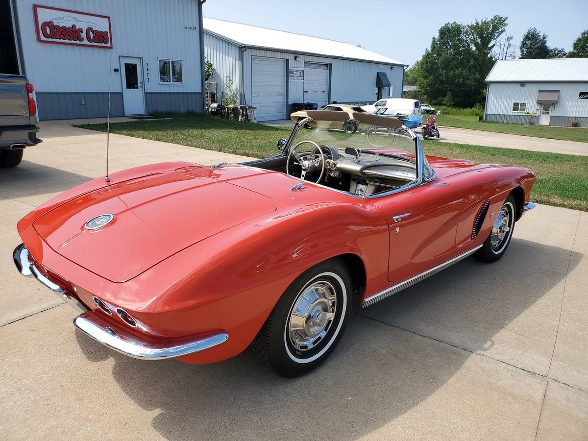 Chevrolet-Corvette-convertible-1962-1