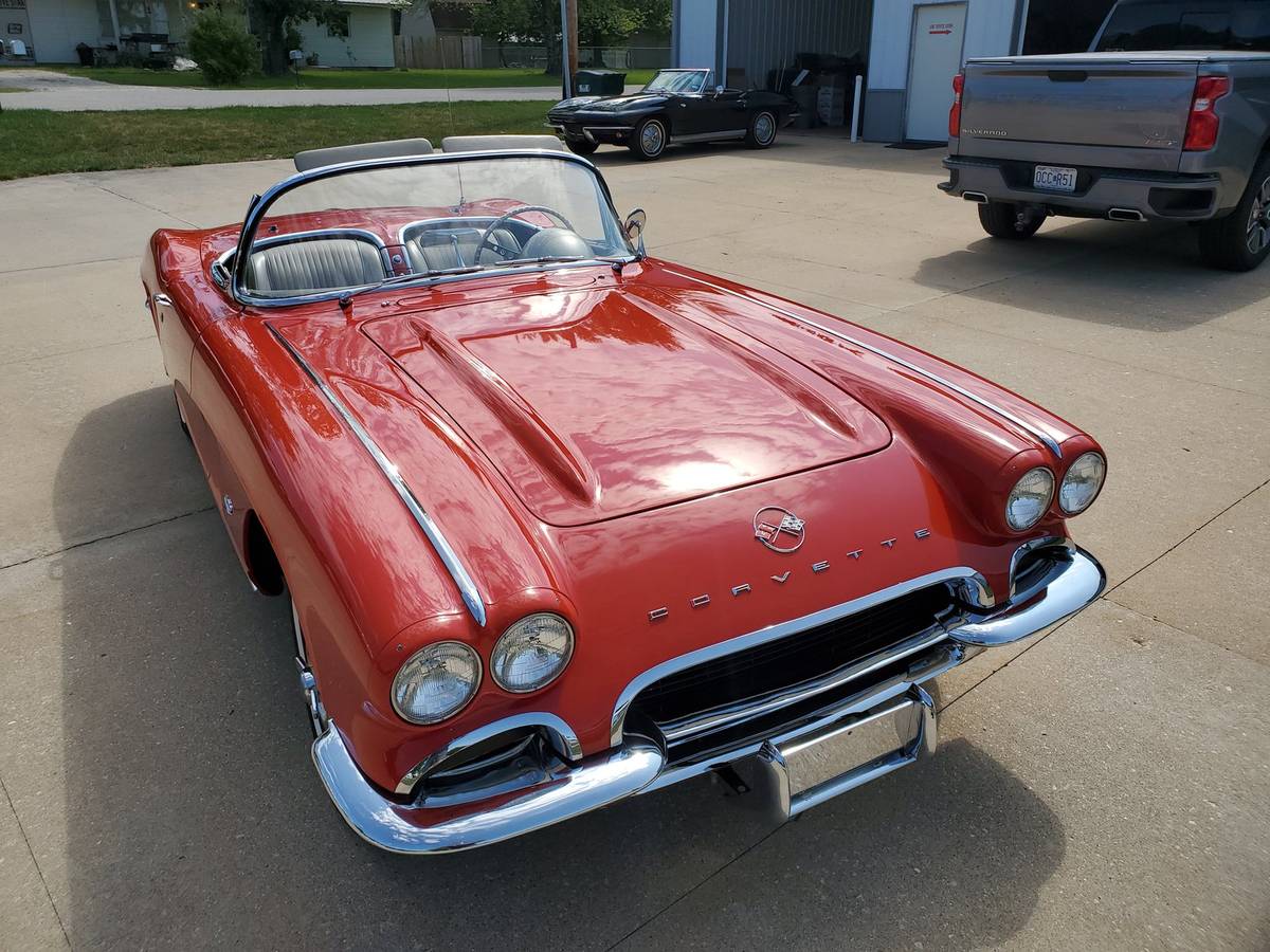 Chevrolet-Corvette-convertible-1962