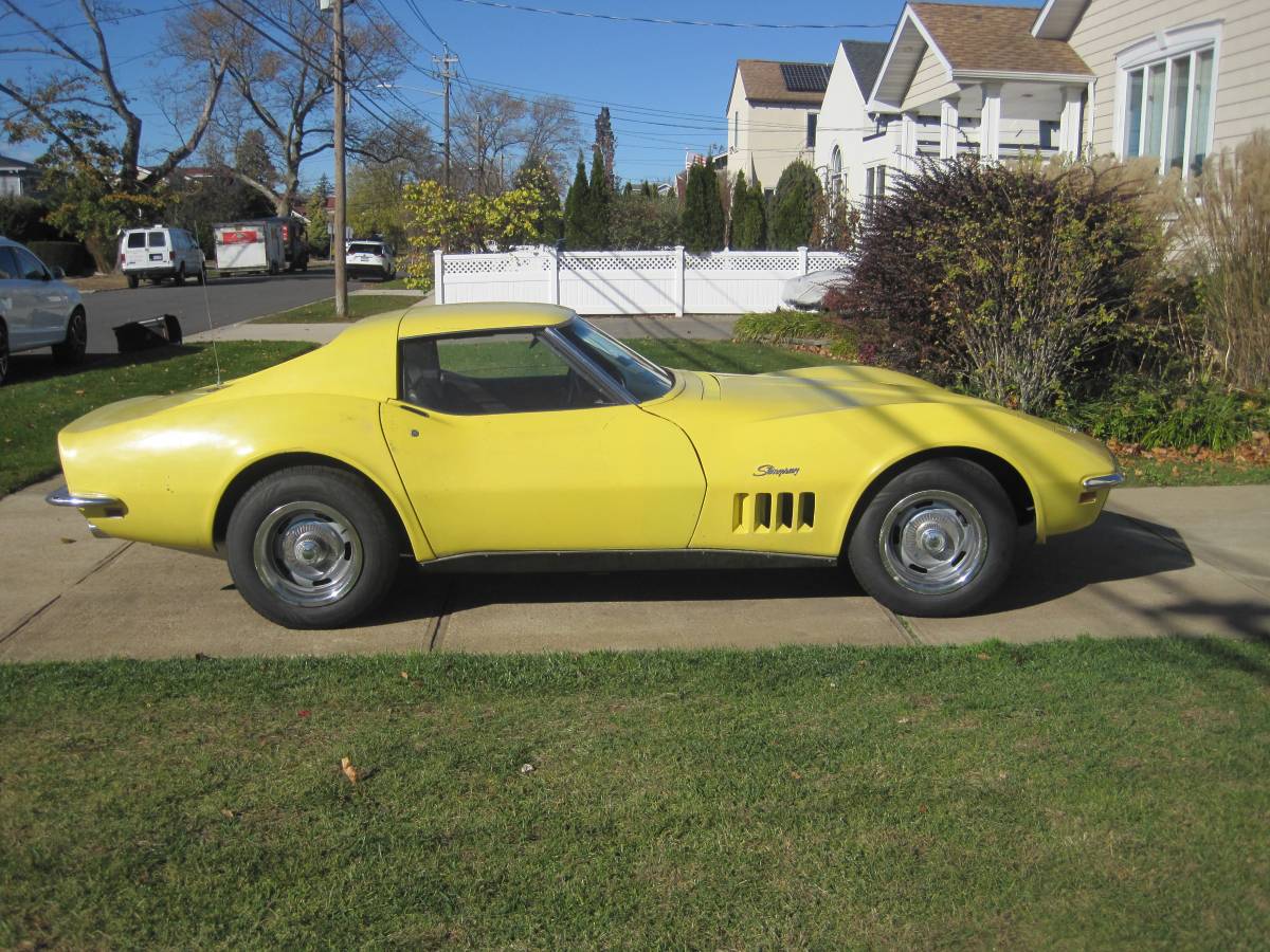 Chevrolet-Corvette-stingray-1969-1