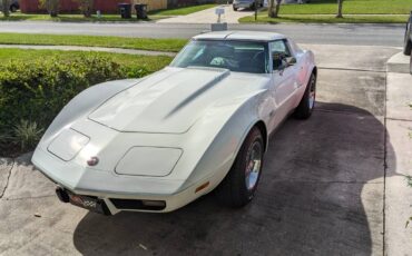 Chevrolet-Corvette-stingray-1975-1