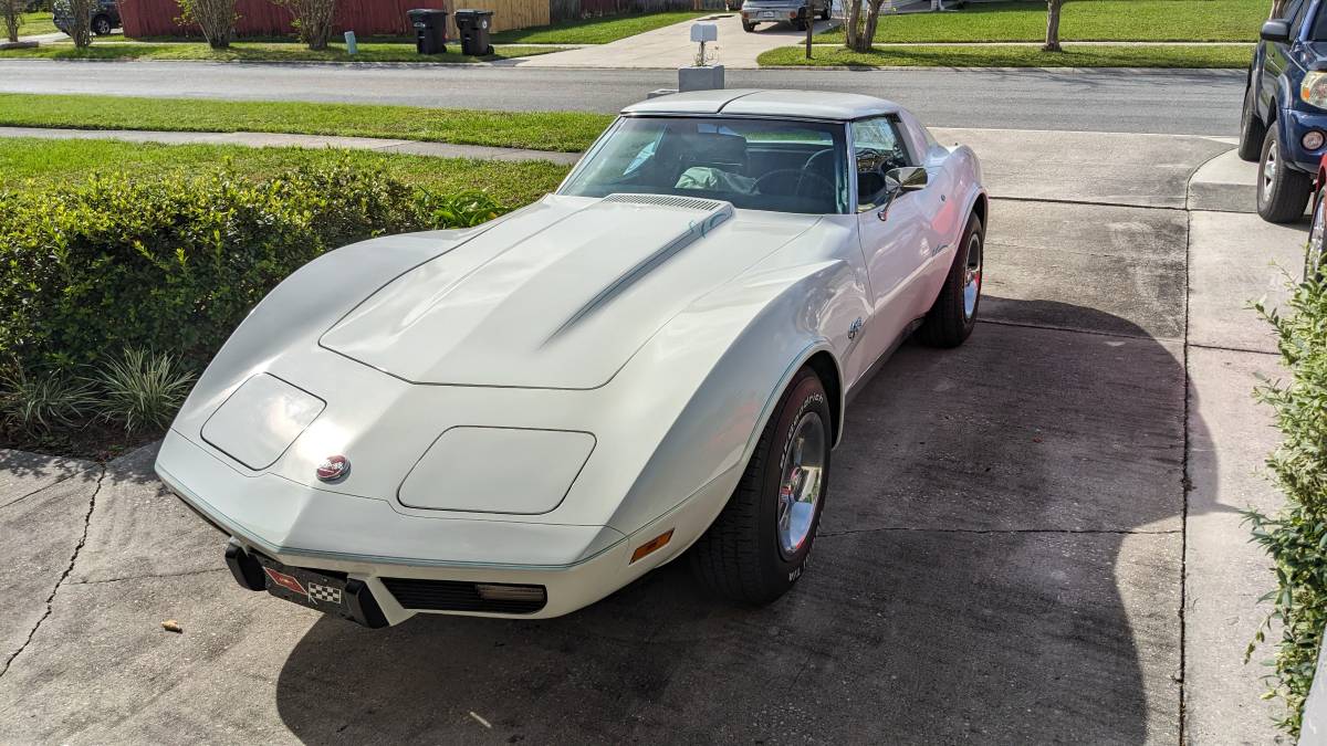 Chevrolet-Corvette-stingray-1975-1