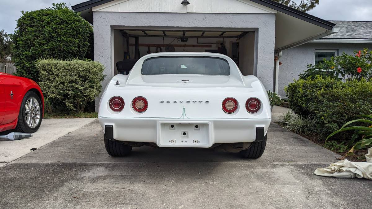 Chevrolet-Corvette-stingray-1975-2