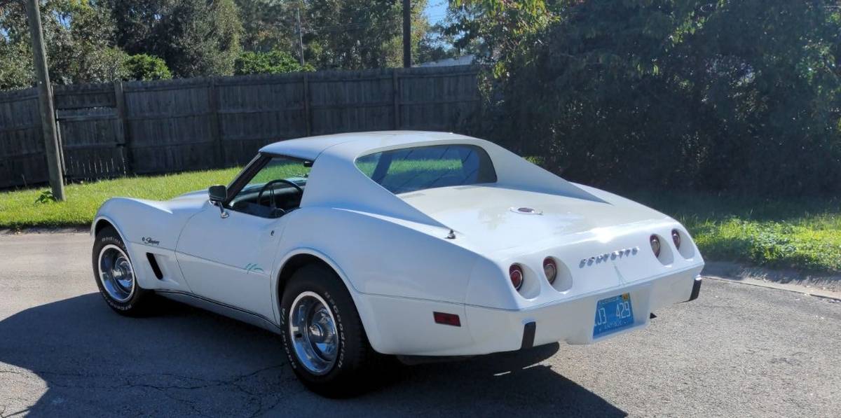 Chevrolet-Corvette-stingray-1975