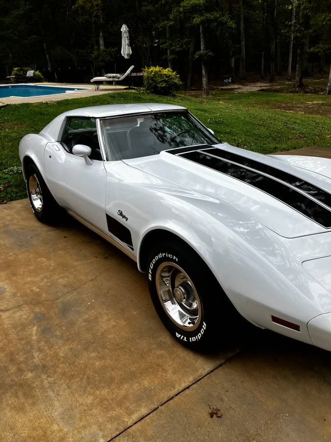 Chevrolet-Corvette-stingray-1975