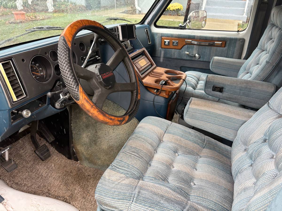 Chevrolet-G20-conversion-van-1990-10