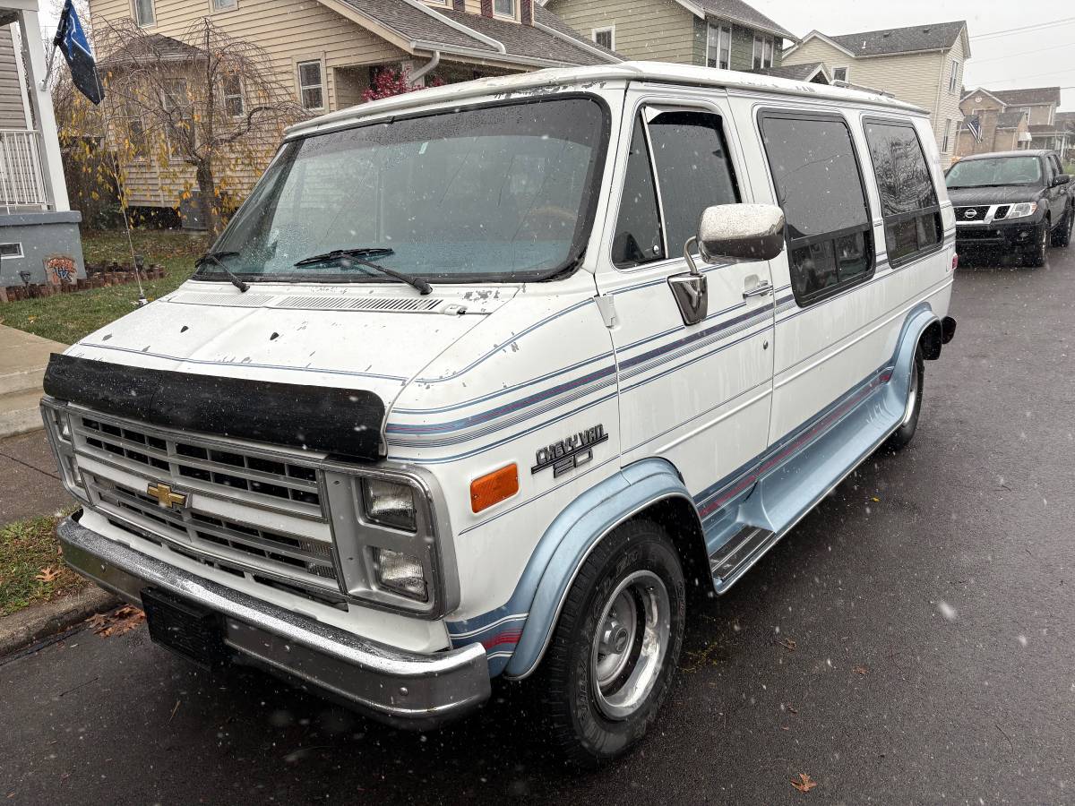 Chevrolet-G20-conversion-van-1990-18