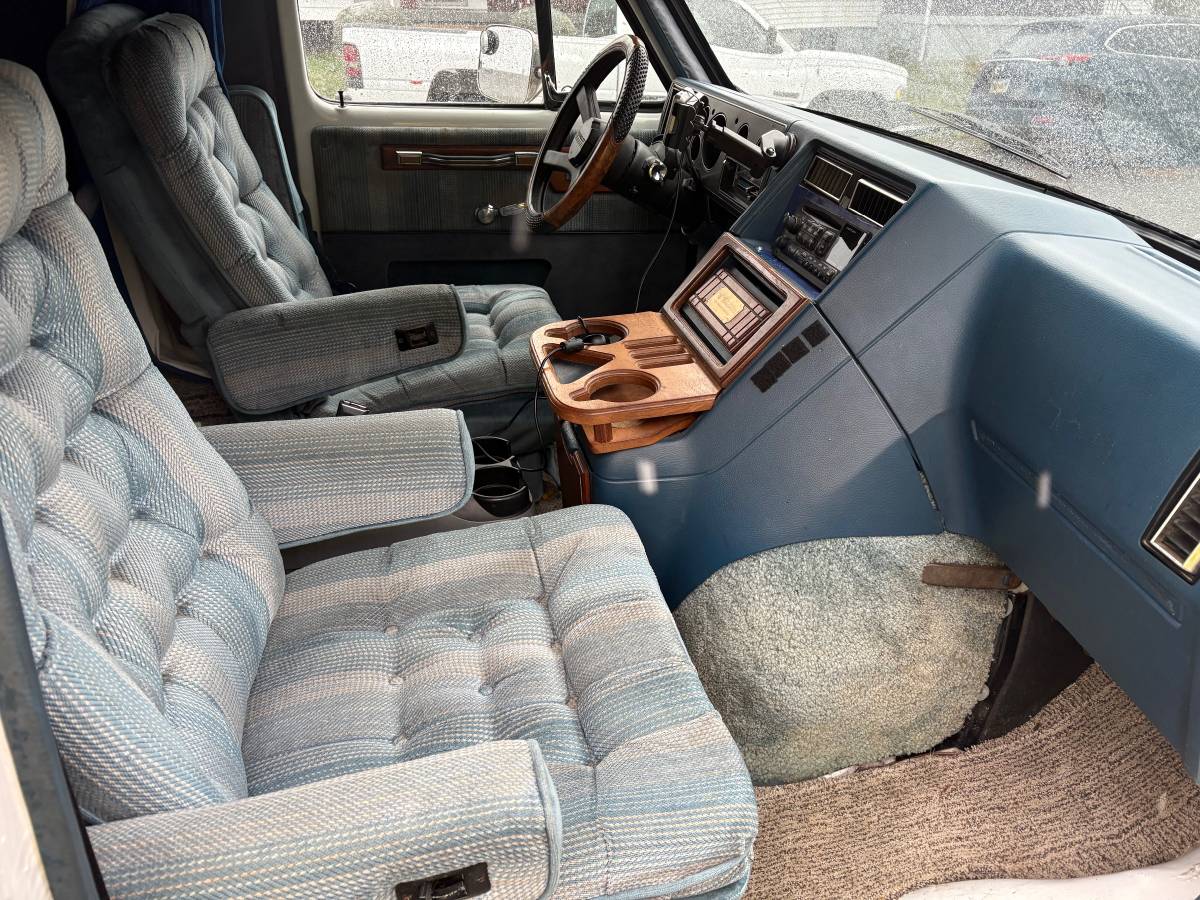 Chevrolet-G20-conversion-van-1990-19