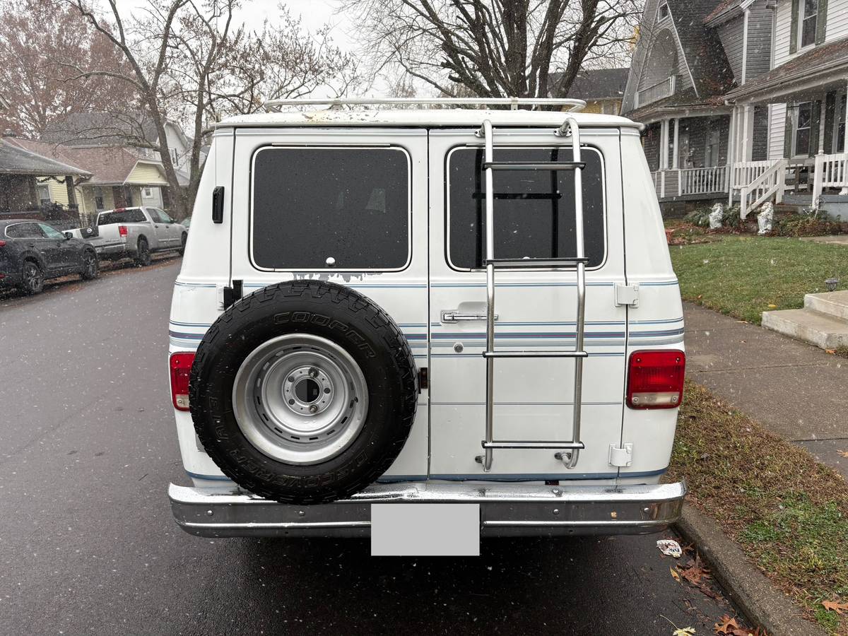 Chevrolet-G20-conversion-van-1990-4