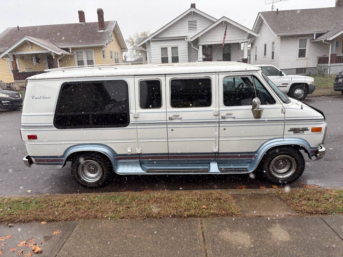 Chevrolet-G20-conversion-van-1990-6