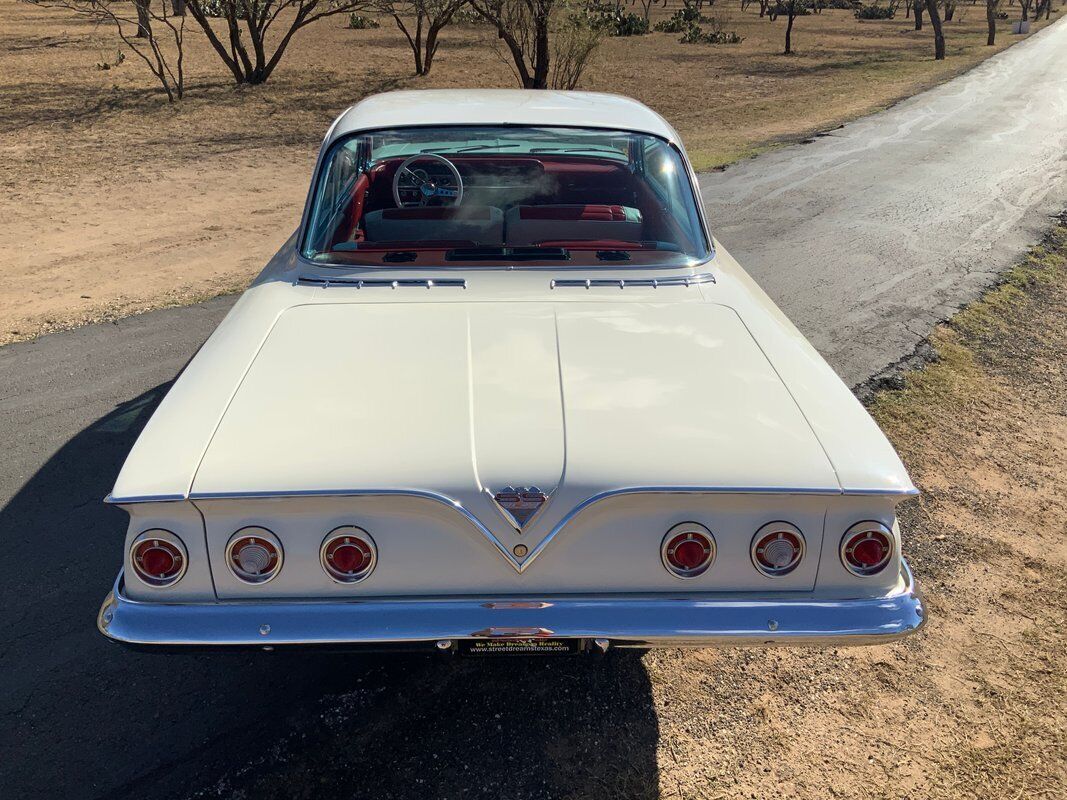 Chevrolet-Impala-Coupe-1961-4