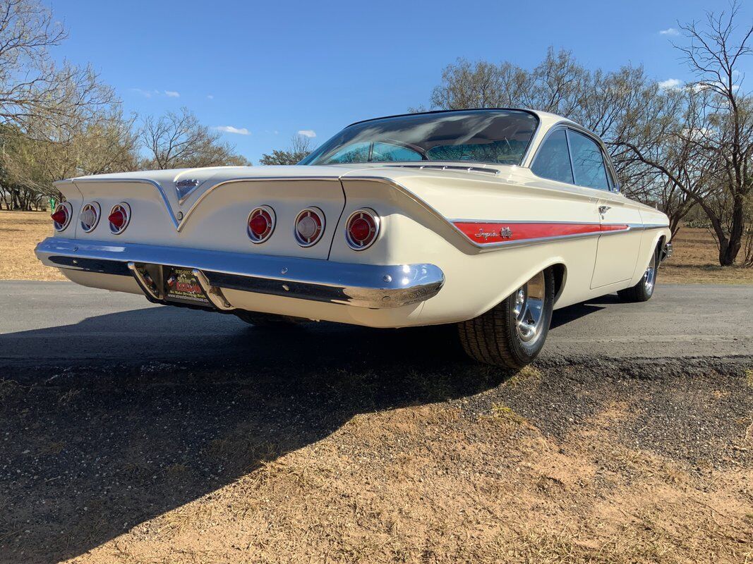 Chevrolet-Impala-Coupe-1961-5