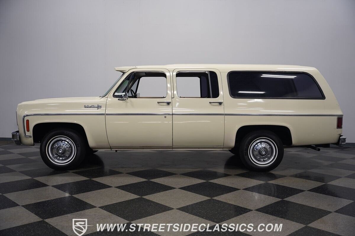 Chevrolet-Suburban-1973-2