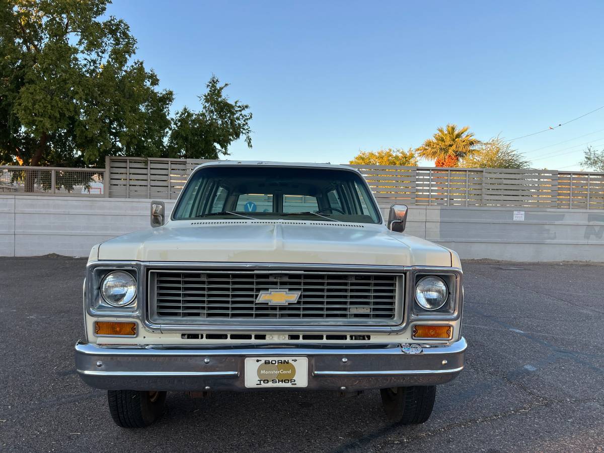 Chevrolet-Suburban-1974-1