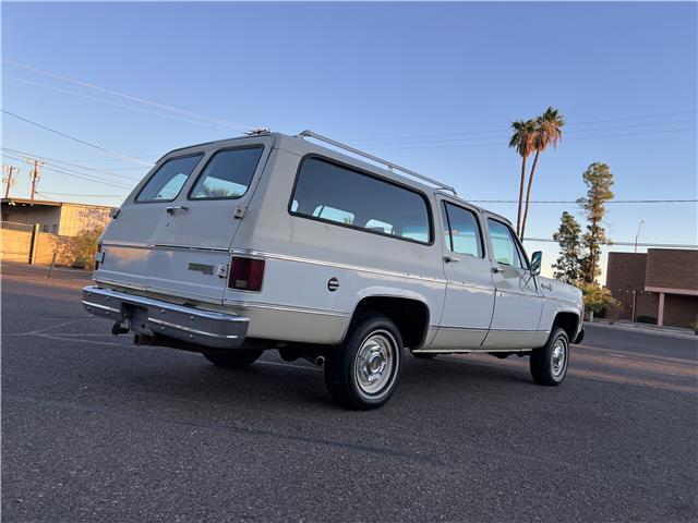 Chevrolet-Suburban-1974-10