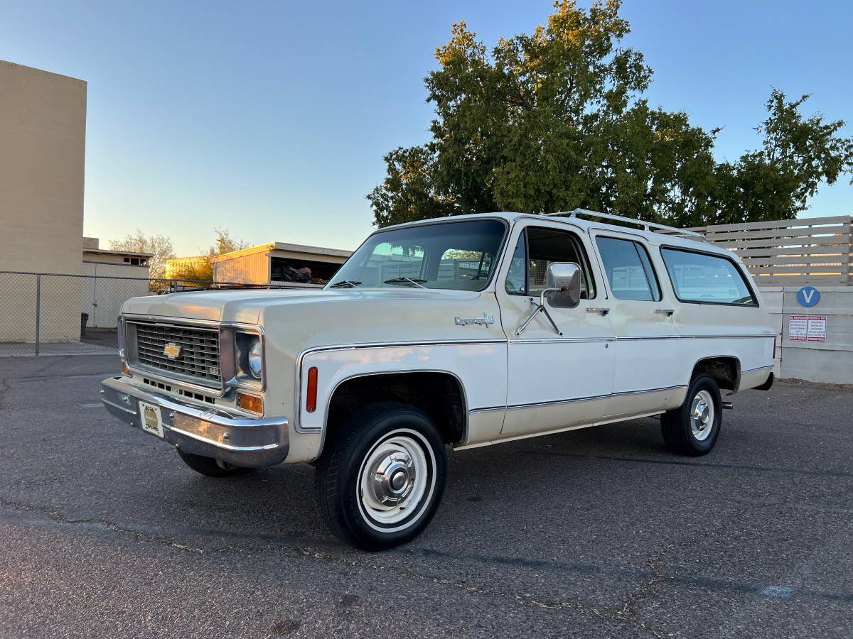 Chevrolet-Suburban-1974