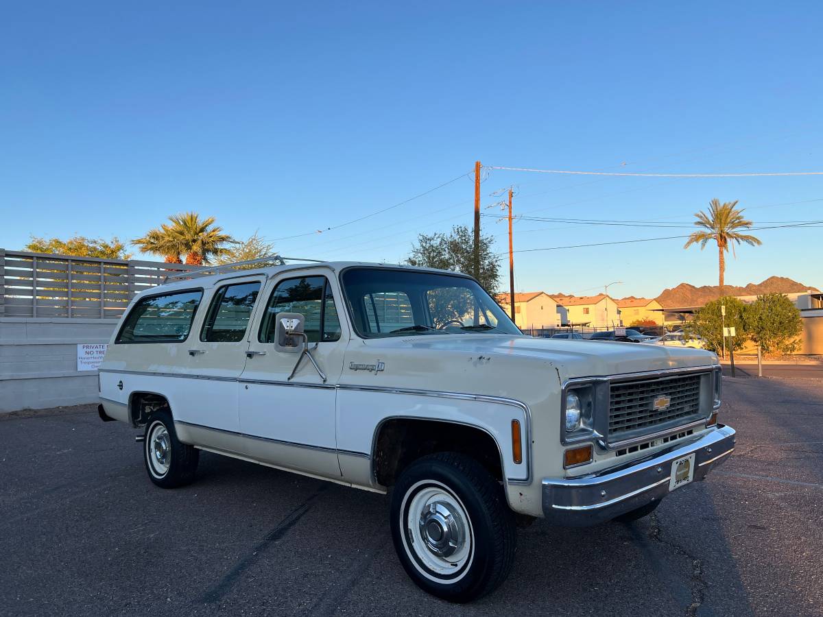 Chevrolet-Suburban-1974-2